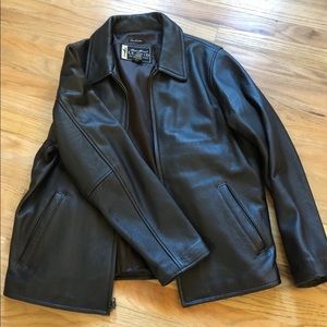 Men’s Eddie Bauer legends leather coat.